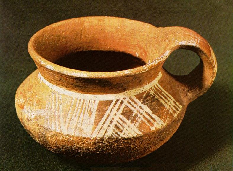 Vasija o jarra de cerámica perteneciente a la cultura Jambelí, en la que se puede apreciar su característica decoración a base de pintura blanca sobre fondo rojo. También es necesario apreciar la sólida consistencia del artefacto, destinado a la preparación de alimentos o a servir como recipiente de agua.
En la cerámica Jambelí existieron gran variedad de vasijas de barro como platos, tazones, ollas, compoteras, cuencos y polípodos, que son vasijas con patas sólidas o huecas, que presentan, en su mayoría, decoraciones antropomorfas.